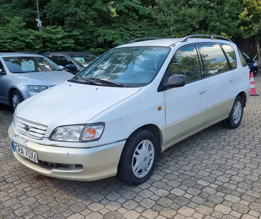 Skup Toyota Picnic — skupiony egzemplarz, odbiór lawetą w cenie
